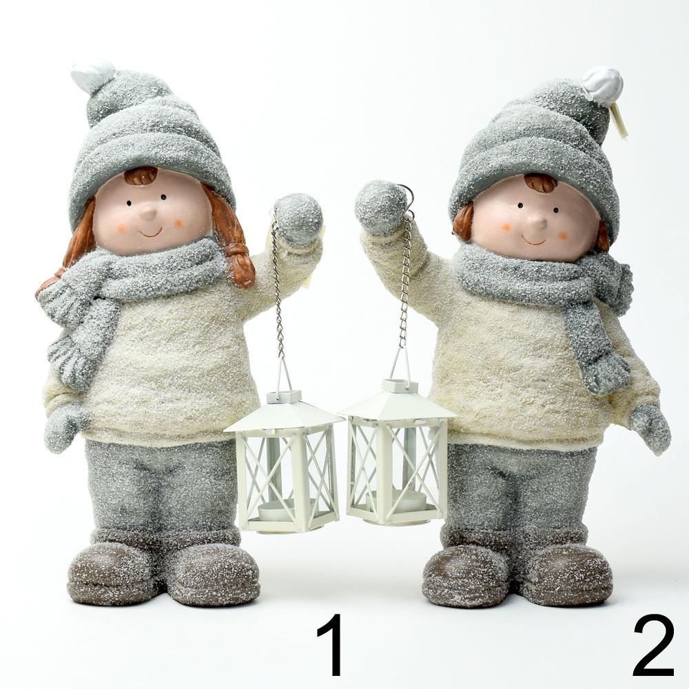 Dvě děti s lampášem, zimní dekorace.