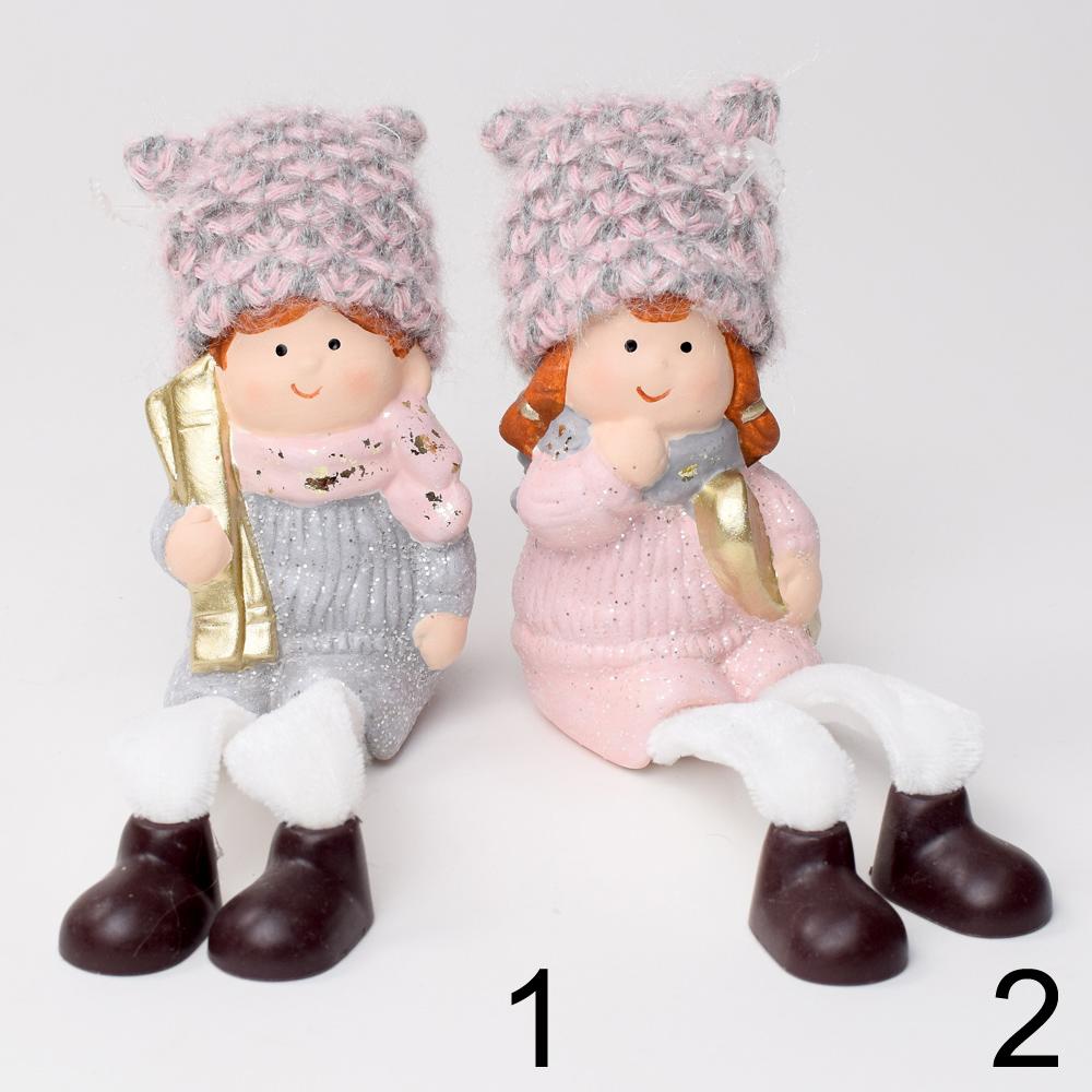 Dvě keramické postavičky dětí v zimních oblečcích s čepicemi.