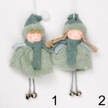 Závesné dekorácie v mentolovej farbe s anjelikmi.