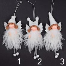 Biely sediaci anjel s bielou perím a čiapkou.