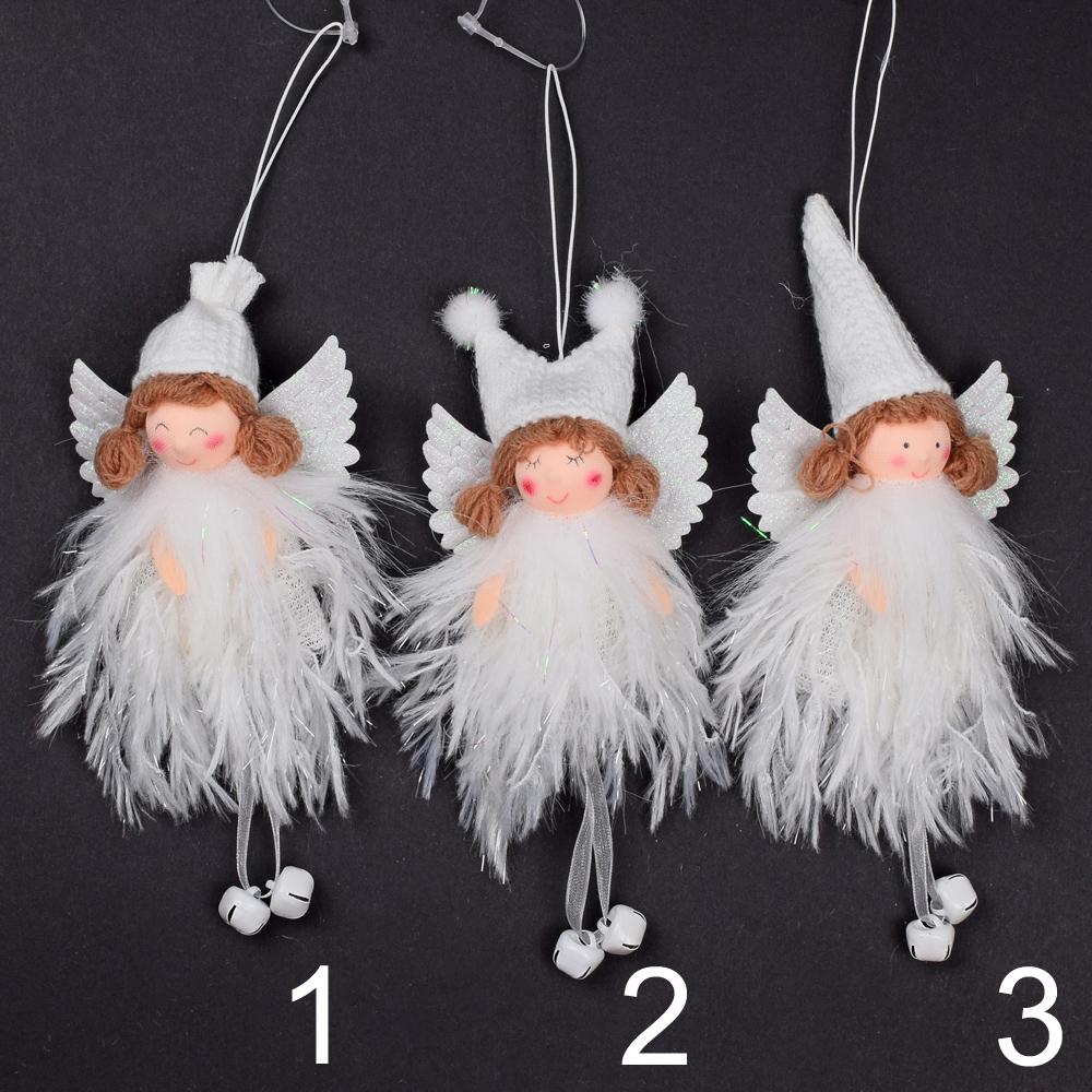 Bílý sedící anděl s bílým peřím a čepičkou.