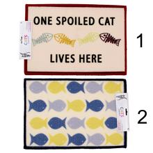 Koberček pod misku pre zvieratá s nápisom a rybičkami.