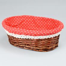 Prútený košík s tmavohnedým vzorom bodka.