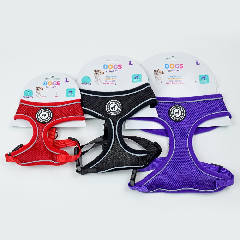 Postroj pro psa ve třech barvách: červené, černé a fialové.