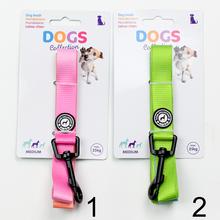 Vodítko pre psa v dvoch rôznych farbách - ružová a zelená.