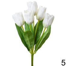 Kytica umelých tulipánov v žltej farbe.