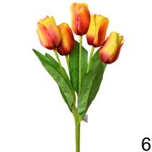 Kytica umelých tulipánov v žltej farbe.