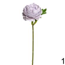 Umelé kvety Ranunculus v rôznych farbách.