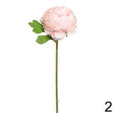 Umelé kvety Ranunculus v rôznych farbách.