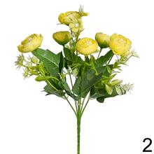 Kytica umelých kvetov ranunculus v žltej farbe.