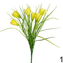Umelé kvety krokus v žltej, bielej a fialovej farbe.