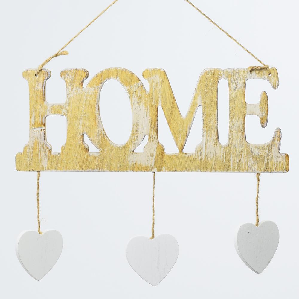 Dřevěný závěs s nápisem HOME a srdíčky.