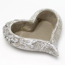 OBAL SRDCE CEMENT ŠEDÁ STR.RUŽA 21.5x19.5x7cm - Náhrobní | FLORASYSTEM