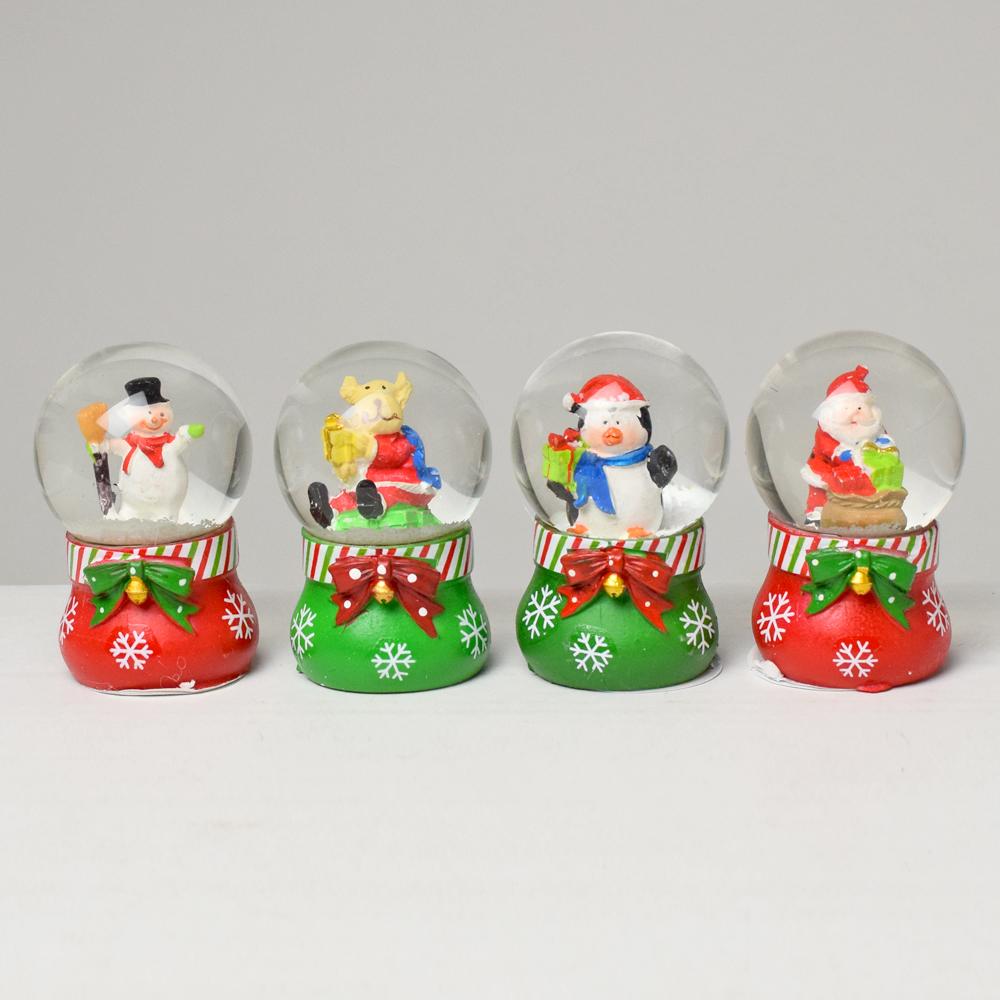 Vánoční zátěž s figurkami ve sněhu.