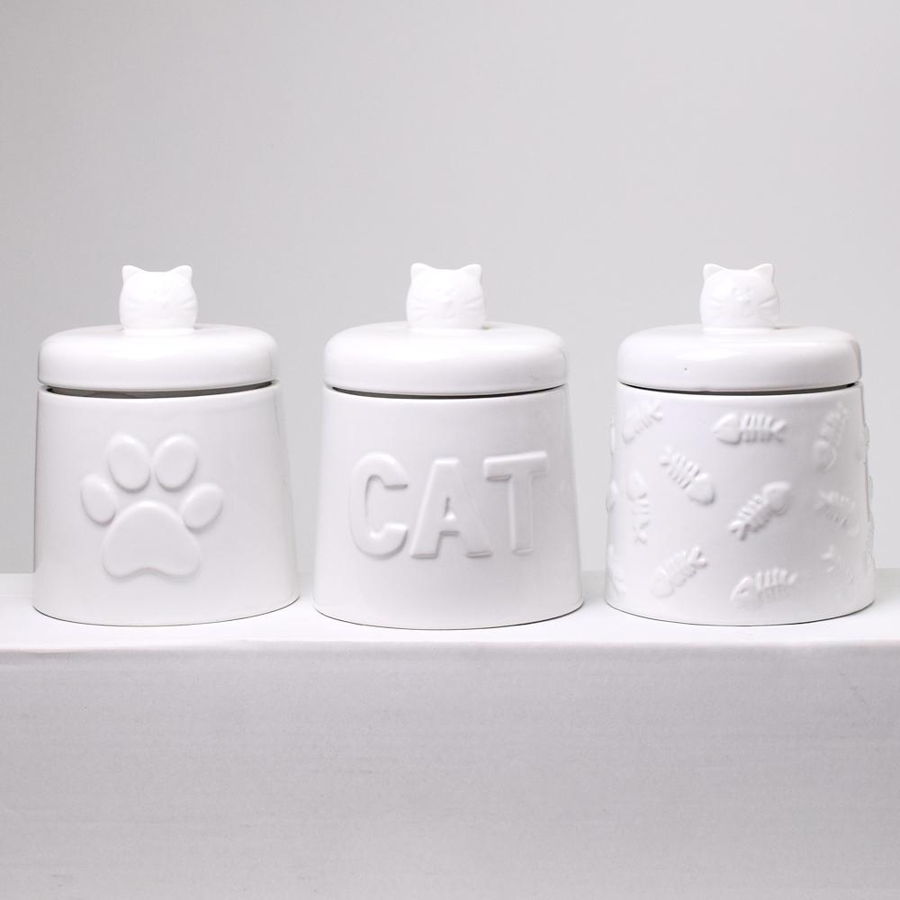 Dóza na krmivo pro kočky z porcelánu s různými vzory.