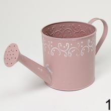 Malá kovová váza v mixe farieb s ornamentom.