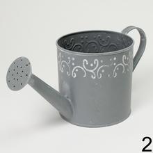Malá kovová váza v mixe farieb s ornamentom.