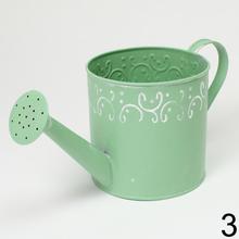 Malá kovová váza v mixe farieb s ornamentom.