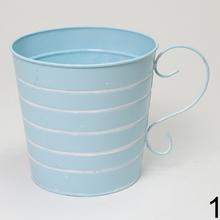 Sada kovových obalov s uchom v troch farbách.