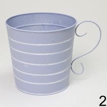 Sada kovových obalov s uchom v troch farbách.