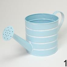 Malá kovová váza v mixe farieb s pruhmi.