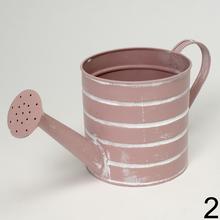 Malá kovová váza v mixe farieb s pruhmi.