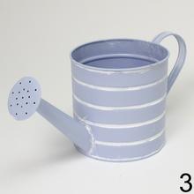 Malá kovová váza v mixe farieb s pruhmi.