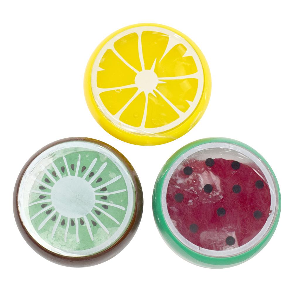 Magická hmota ovoce ve tvaru citronu, kiwi a melounu.