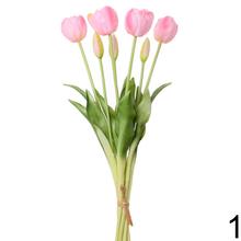 Kytica umelých tulipánov v rôznych farbách.