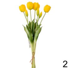 Kytica umelých tulipánov v rôznych farbách.