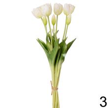 Kytica umelých tulipánov v rôznych farbách.