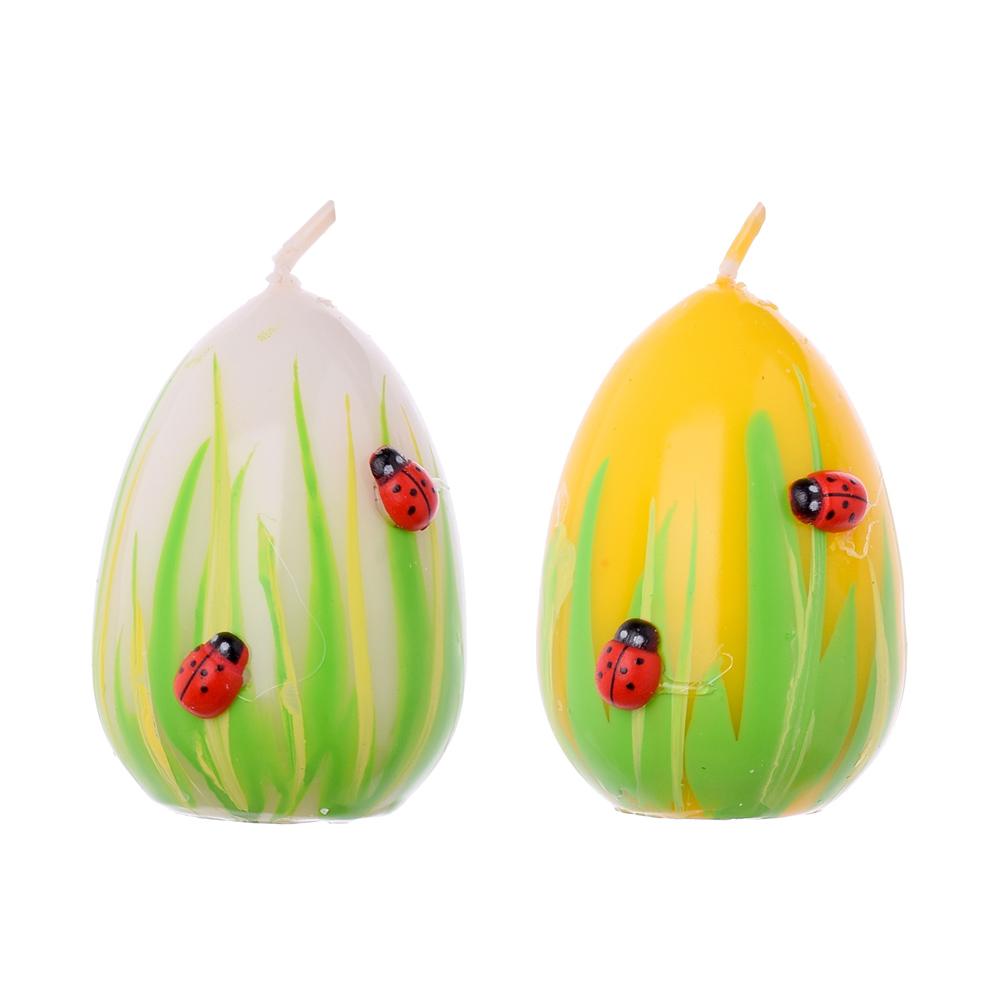 Malé velikonoční svíčky ve tvaru vajec s beruškami.