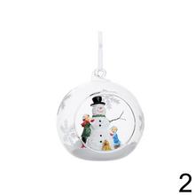 Sklenené vianočné gule s otvorenou krajinou a snehuliakom.