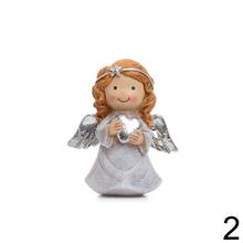 Dekoračný anjel s modliacou pozou a srdcom.