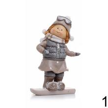 Dve deti na snowboarde v zimných oblekoch.