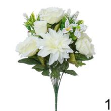 Kytica umelých kvetov s ružami a inými kvetmi v žltej a bielej farbe.