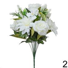 Kytica umelých kvetov s ružami a inými kvetmi v žltej a bielej farbe.