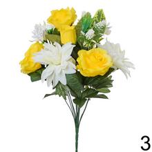 Kytica umelých kvetov s ružami a inými kvetmi v žltej a bielej farbe.