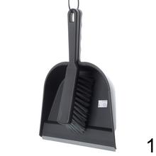 Lopatka s gumou a metlička v rôznych farbách.