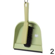 Lopatka s gumou a metlička v rôznych farbách.