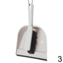 Lopatka s gumou a metlička v rôznych farbách.