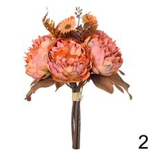 Kytica pivónia s fialovými a ružovými kvetmi.