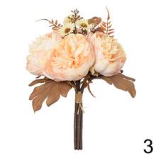 Kytica pivónia s fialovými a ružovými kvetmi.