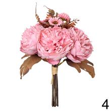 Kytica pivónia s fialovými a ružovými kvetmi.