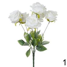 Kytica umelých ruží v bielej a broskyňovej farbe.