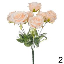 Kytica umelých ruží v bielej a broskyňovej farbe.