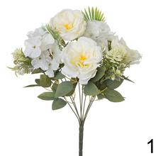 Kytica umelých kvetov s ružami a hortenziami.