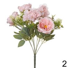 Kytica umelých kvetov s ružami a hortenziami.