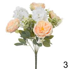 Kytica umelých kvetov s ružami a hortenziami.