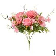 Kytica umelých kvetov s ružami a chryzantémami.